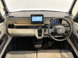 使いやすいレイアウトのダッシュボード周辺です。オートエアコンや小物入れなど嬉しい装備が満載です。