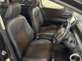 運転席の画像です。足元やシートまわりに余裕があり、リラックスした姿勢で運転が可能です。視界も良好で操作系へのアクセスもしやすく、快適で安心感のあるドライブをサポートします。