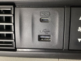 エアコン操作パネルの左側に、スマートフォンなどの充電可能なUSB端子と、音源などの外部入力の可能なUSB端子がついています。移動中に充電もできるので便利です。