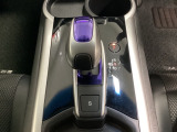 ハイブリッド専用セレクトレバーです。シフトチェンジを電子信号で送信するセレクトレバーを採用していますので、軽快でスマートな操作を楽しめます。