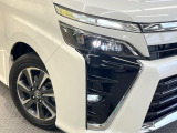 【LEDヘッドライト】悪天候や夜間走行時も良好な視界を確保し安心して運転できる高輝度LEDヘッドライトを装備!点灯速度が早く、消費電力も抑えられています。