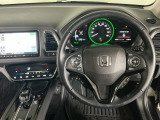 【ハンドル】運転にかかわる様々な操作を安全に行えるように視点移動が少なく操作性に配慮されたスイッチ類が凝縮されたコックピットです。