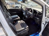 【運転席】座り心地が良いシートなので長時間の運転でも快適にお過ごしいただけます。新品のフロアマットのご注文も可能です。掲載箇所以外にご希望の写真がございましたらお気軽にお問い合わせ下さい。