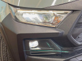 【LEDヘッドライト】悪天候や夜間走行時も良好な視界を確保し安心して運転できる高輝度LEDヘッドライトを装備!点灯速度が早く、消費電力も抑えられています。