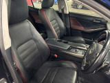 運転席の画像です。足元やシートまわりに余裕があり、リラックスした姿勢で運転が可能です。視界も良好で操作系へのアクセスもしやすく、快適で安心感のあるドライブをサポートします。