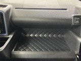 助手席側のインパネトレイは大きくてボックスティッシュも置けます!USBソケット付きでスマホの充電もできます♪