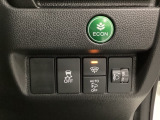 ハンドルの右側にはヘッドライトレベライザーとVSA(ABS+TCS+横滑り抑制)の解除スイッチがついています。ヘッドライトレベライザーは道路状況や積荷の加重に応じてライトの高さを調節できます。