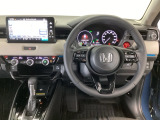 【ハンドル】運転にかかわる様々な操作を安全に行えるように視点移動が少なく操作性に配慮されたスイッチ類が凝縮されたコックピットです。