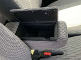 運転席、助手席の間のコンソールボックス兼用アームレストです、これは使いやすい