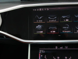 スマートフォンとAudiをUSBケーブルを介し接続。AppleのCarPlayやAndroid Autoのアプリを通じて、スマートフォンのコンテンツをMMIディスプレイに表示します。