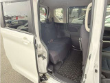 【スライドドア】後席スライドドアもしっかり開いて、足元もゆったりスペース☆車内の行き来もスムーズ、広いですよ〜(^o^)丿