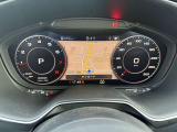 スピードメーターなどの運転に必要な計器とともに、オーディオ・電話の操作画面などを表示。レイアウトはステアリングスイッチで切り替えでき運転に集中しながら必要な情報を瞬時に得ることが可能。