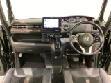 車内は光触媒抗菌消臭施工済です。インパネ周りはスタイリッシュなデザインで機能や装備も充実しています。グローブボックスやカップホルダーのほかにトレーなどたくさんの収納スペースが付いています。