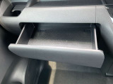 ダッシュボード助手席側上部にインストアッパーボックスがあり、収納に便利です。