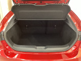 ラゲッジルーム内の凹凸をなくす事でスッキリした広がりを造りだし、荷物がスムーズに出し入れできる気持ちよさ、使い易さを実現!