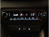 お車のキーはスマートキーです。キーを身につけた状態で車に近づき、ドアロックの解錠や施錠操作が出来ます。雨の日など両手がふさがっている時など、とっても便利ですね。