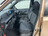 助手席側から見た車内の画像です。使い勝手の良い装備が整う上質な空間が広がっています。シートも快適で乗る人に安心感を与えます。