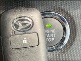 【キーフリーシステム】カバンやポケットに入れたままでもドアの施錠・解錠が可能なスマートキーを装備。エンジンのオン・オフ時もカギを取り出す必要が無いからとっても便利です♪