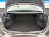 トランクスルーを活用し、長尺物も自在に積み込めるのです。Trunk-through allows loading of long items very easily.