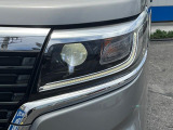 【LEDヘッドライト】悪天候や夜間走行時も良好な視界を確保し安心して運転できる高輝度LEDヘッドライトを装備!点灯速度が早く、消費電力も抑えられています。