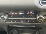 【左右独立型フルオートエアコン】運転席と助手席でそれぞれお好みの温度に設定可能。同乗者にも配慮した、快適な空調をお届け致します。