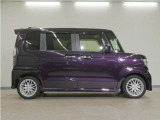 リアには左右スライドドアを採用。狭い駐車場でも開閉しやすく、強風の日でもドアが煽られにくくなっております。小さなお子さまやご年配の方も安心して乗り降りできます。