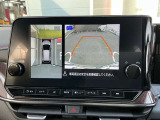 クルマを真上から見下ろしているかのように周囲の状況を直感的に把握し、安心して駐車が行えるアラウンドビューモニターです。