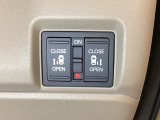 リアドアは乗り降りに便利な両側電動スライドドアです。また運転席に座っていながらスイッチ操作で自在にスライドドアを開け閉めできます。