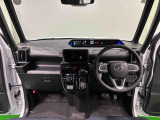 360&deg;UV&IRカット機能ガラス採用。見易い計器類と運転し易いレイアウトのドライビングポジションは、極細Aピラーの採用で視角も少なく前方&左右の見切りが良く安心して運転できます。