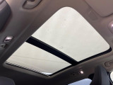 【パノラマルーフ】前後2枚のガラスルーフで室内全体が明るい空間に!フロントセクションはスライド機能があり外気を取り込むことも可能。さらに開放的なドライブを演出できます。