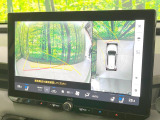【パノラミックビューモニター】専用のカメラにより、上から見下ろしたような視点で360度クルマの周囲を確認することができます☆死角部分も確認しやすく、狭い場所での切り返しや駐車もスムーズに行えます。