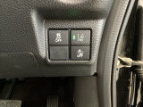 Hondaセンシング用の、VSA(ABS+TCS+横滑り抑制)解除と路外逸脱抑制機能のオンオフスイッチなどはハンドルの右側に装備しています。