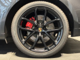 オプション設定の21インチGT Designホイール(サテンブラック塗装)