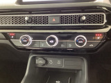 運転席と助手席にシートヒーターが付いています☆寒い時期に腰周りを温めてくれるので体全体が温まりやすいのは勿論、暖房と違い顔に風が当たらないので、乾燥肌やドライアイの方でも大丈夫☆
