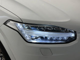 【LEDヘッドライト】悪天候や夜間走行時も良好な視界を確保し、安心して運転できる高輝度LEDヘッドライト!北欧神話に登場する「トールハンマー」をモチーフにした、一目でボルボとわかるデザインです。