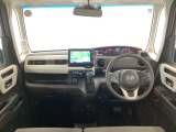 【前方視界】開放的な前方視界!運転がしやすく疲れにくいです♪窓が大きく、見通しがとっても良いおクルマですよ♪