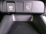 12V電源ソケットを設置しております。周辺機器の充電にご利用頂けます。便利な充電用USBジャックも付いています。