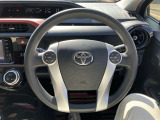 落ち着いた色使いの運転席周り!飽きの来ないすっきりとしたデザインがいいですね!