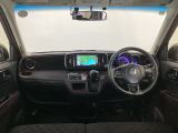 【前方視界】開放的な前方視界!運転がしやすく疲れにくいです♪窓が大きく、見通しがとっても良いおクルマですよ♪