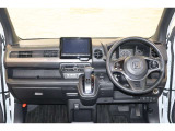操作性に優れた運転席となります!小物入れや各ボタンの配置にこだわり、使いやすいです!座り心地もよく視認性も良好なのでロングドライブもお任せ下さい!