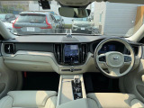 大人気ミドルタイプSUVのXC60のプラグインハイブリッドが入荷いたしました!常に最新のGooglemapやその季節でも嬉しいシートベンチレーションなど大人気装備充実のスタッフおススメの一台です!!!