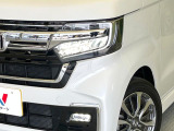 【LEDヘッドライト】悪天候や夜間走行時も良好な視界を確保し安心して運転できる高輝度LEDヘッドライトを装備!点灯速度が早く、消費電力も抑えられています。