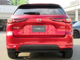 堂々とした佇まいとワイド感を強調したCX-60のリアビュー。特徴的なLEDテールランプが先進性と高い質感を演出します。「引き算の美学」が息づく、洗練された美しい後ろ姿を見る度に高揚感を得られます。