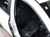 程よい硬さとホールド性が高いシートで長時間運転も快適です。