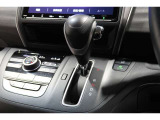 インパネシフトだから視線の移動も少なく足元もスッキリ♪運転席もゆったりしているのでゆとりを持ってドライブできますね!