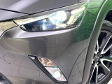 【LEDヘッドライト】悪天候や夜間走行時も良好な視界を確保し安心して運転できる高輝度LEDヘッドライトを装備!点灯速度が早く、消費電力も抑えられています。