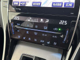 左右独立温度設定が可能なオートエアコンを装備