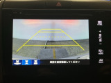 【バックカメラ】運転が苦手な方も車庫入れラクラクです!ギアをリバースに入れれば自動的に切り換わりますので、面倒な操作は不要です♪狭い駐車場もお車を傷つけず安心ですね!