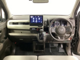 車内は光触媒抗菌消臭施工済です。スタイリッシュなデザインで暖かみのあるインパネ周りを演出します。グローブボックスやカップホルダーのほかにトレーなどたくさんの収納スペースが装備されています。