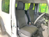 運転席まわりには十分なスペースがあり、大柄な方でもゆったり運転していただける環境です。